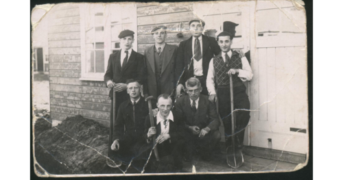 Groepsfoto gemaakt in werkkamp Sellingerbeetse met onder andere Salomon Suesan (staand tweede van rechts), ca. 1942. Bron: JCK  