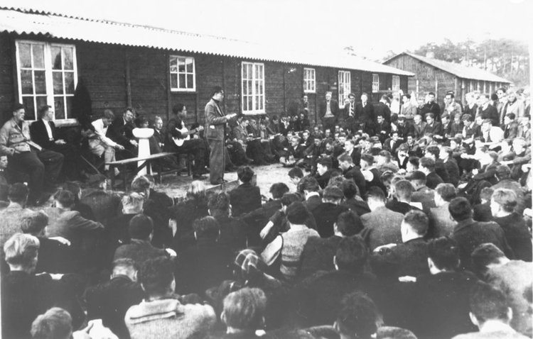 Kamp Erika of Erica bij Ommen in mei 1943 toen het kamp werd gebruikt voor o.a. de studenten die geweigerd hadden de loyaliteitsverklaring te tekenen. Bron: oorlogsbronnen.nl   
