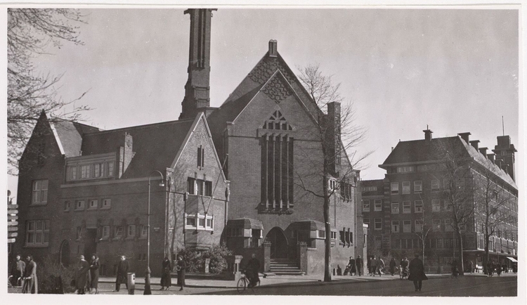 Foto van de Nederlands-Israelitische Synagoge aan de Linnaeusstraat. Links ingang Polderweg. De Foto is gemaakt door Jacobus van Eck op 5 april 1938. Bron: Fotocollectie SAA.   