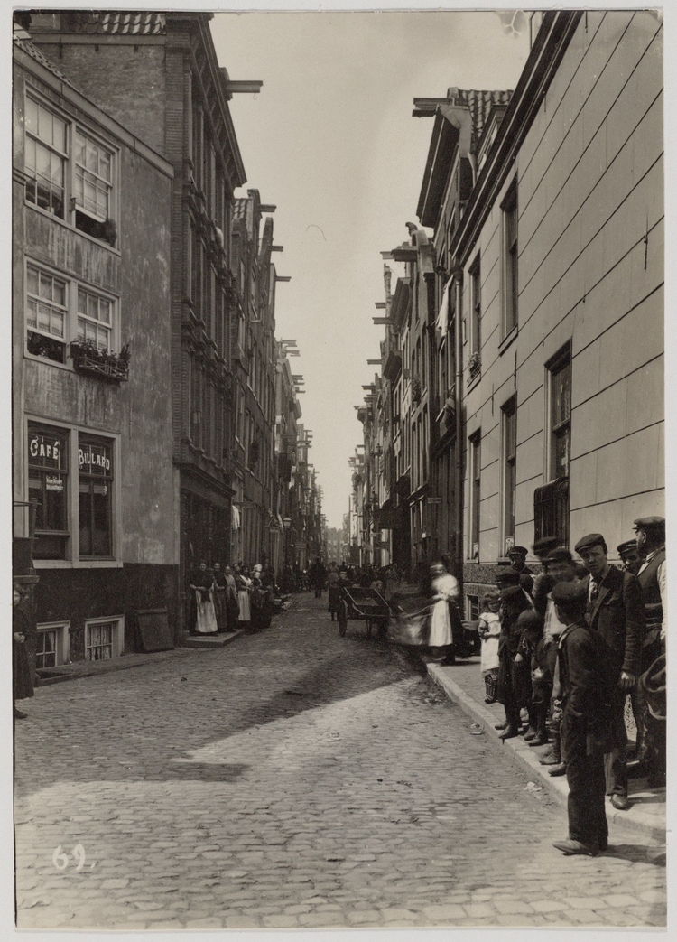Batavierstraat oplopend vanaf nr. 2 (van r.n.l.) Gezien vanaf de Oostersekade naar de Houtkopersburgwal. Links 1-3-5 enz. (v.l.n.r.). Gesloopt in 1917. Bron: Fotocollectie SAA, datering ca. 1885  