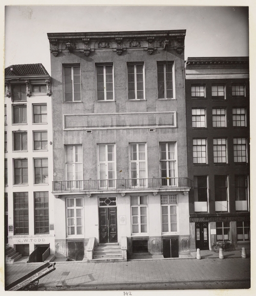 Prins Hendrikkade 141 (rechts) met op nummer 142 het voormalige sociëteitsgebouw Zeemanshoop in 1943. Bron: Archief van het Bureau Monumentenzorg: glasnegatieven en negatiefloze foto's, SAA.  