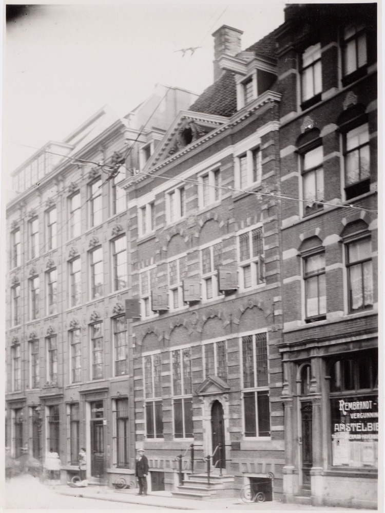 Jodenbreestraat 12-2 met: het Rembrandthuis. Rechts: café Rembrandt. Links: gebouw De Vries van Buuren en Co, Architect: A. Jacot. Bron: Beeldbank SAA.  