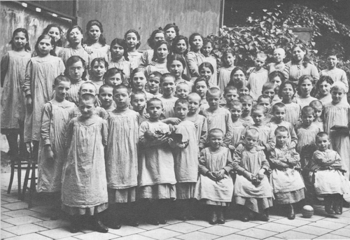 De meisjes van het Ned. Isr. Meisjesweeshuis ‘in daagse kleding’, 1912. Bron: Lea Appel, Het brood der doden – Geschiedenis en ondergang van een joods meisjesweeshuis  