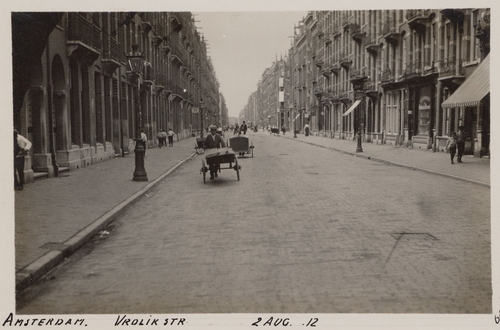 Vrolikstraat 202-288 (links, v.l.n.r.), gezien in oostelijke richting naar de Eikenweg. Anonieme foto, gedateerd 2 augustus 192. Bron: Collectie Stadsarchief Amsterdam: foto's  