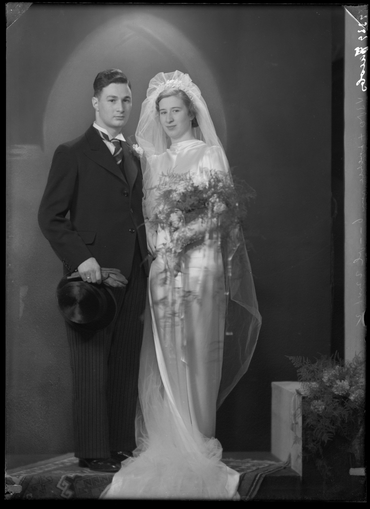 Trouwfoto van Rosalie Mouwes en Abraham Jacob Jacobs, bron: Merkelbach archieven, SAA.  
