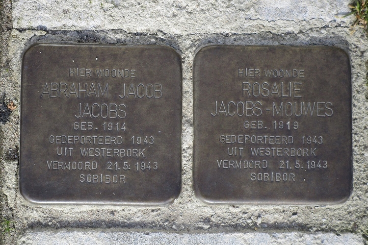 ‘EEN MENS IS PAS VERGETEN, ALS ZIJN NAAM IS VERGETEN’ Hier in Deventer zijn twee Stolpersteine gelegd voor: ABRAHAM JACOB JACOBS, vermoord op 21-05-1943 in Sobibor. ROSALIE JACOBS-MOUWES, vermoord op 21-05-1943 in Sobibor. Bron: Traces of War.   