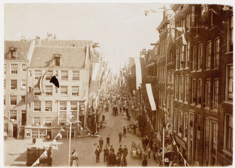 Rapenburgerstraat, naar Rapenburgerplein gezien. Links: (ged.) Markenplein, uit ca. 1898. Bron: Collectie Stadsarchief Amsterdam: foto's.  