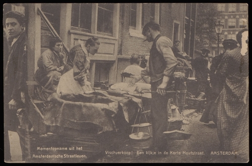 Vischverkoop! Een kijkje in de Korte Houtstraat – Momentopname uit het Amsterdamsche Straatleven. Uitgave Berg en Co, ca. 1912. Bron: Beeldbank SAA  