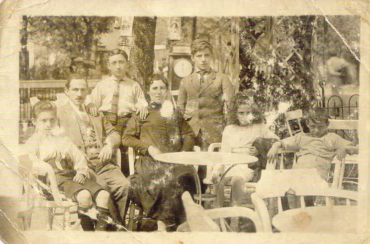 Meijer Verdooner met zijn ouders, drie broers en een zuster (Margaretha). De foto dateert uit ongeveer 1922, Meijer is dan 15 jaar oud (3e van rechts). Waarschijnlijk is de familie op een uitstapje. Bron: David Verdooner.  
