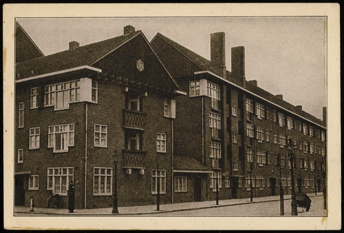 Prentbriefkaart van de Ben Viljoenstraat 1-5 , links Tugelaweg 119-118. Architect Wieger Bruin in 1929. Bron: Beeldbank SAA  