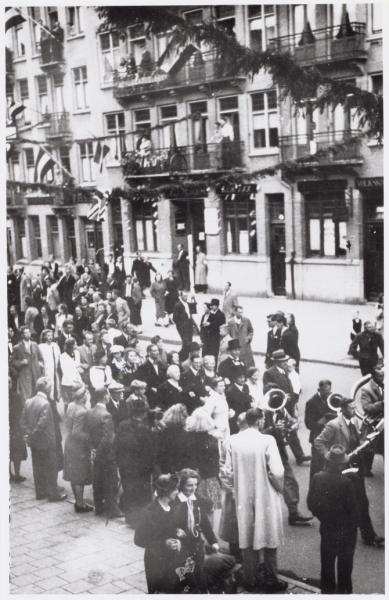 Bevrijdingsoptocht in de Javastraat, juni 1945 Foto Beeldbank Stadsarchief Amsterdam  