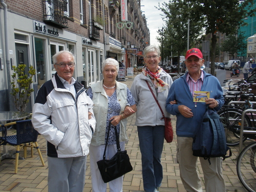Harry Houtman bezocht met partner en vrienden de buurtlocatie in de Javastraat en vertelde zijn verhaal in ruil voor een vrijkaart voor de Buurtwinkeltentoonstelling in het Amsterdam Museum - foto Annemarie de Wildt  