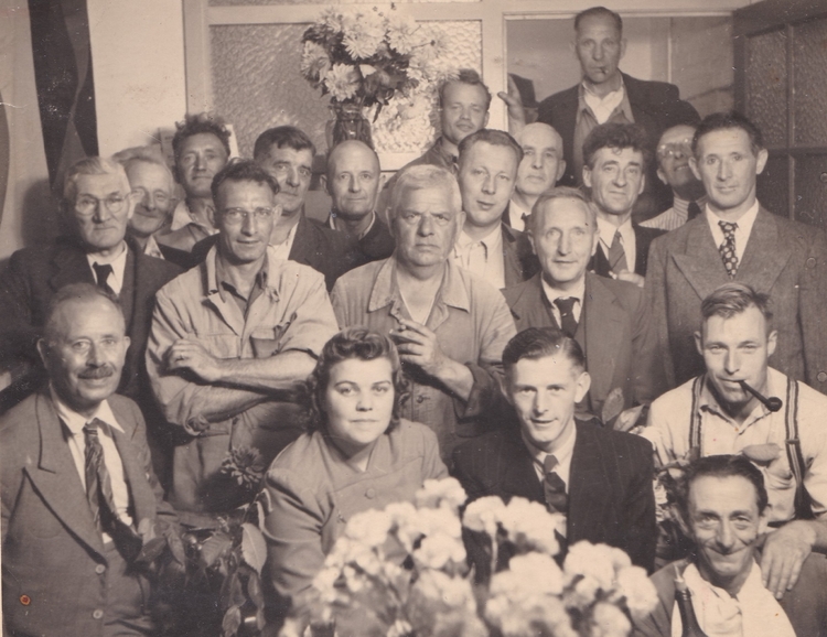 Foto van een feestje bij de Gemeente Waterleiding. Tweede rij rechts met de pijp: mijn vader; daarachter Hr. Huijboer (of Heijboer?)  