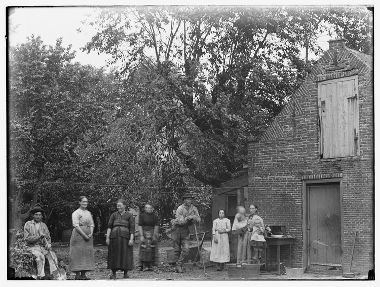 bewoners boerderij tegenover plek Muiderkerk. Foto: Jacob Olie,afkomstig uit beeldbank stadsarchief  