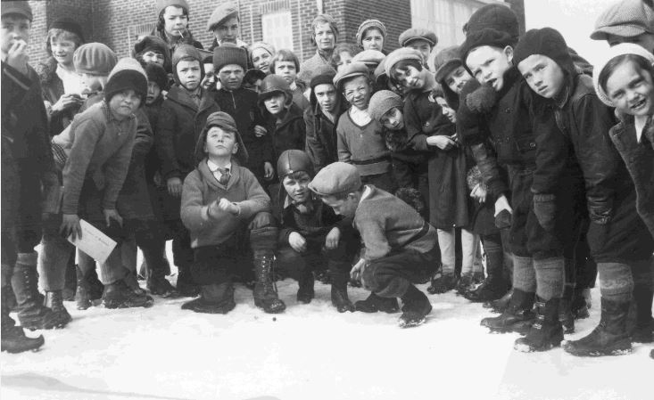 knikkerende kinderen in 1935 in Amerika,fotograaf onbekend.Bron: Flickr  
