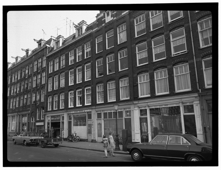 3e OPstraat nummers 78-88. Op nr 82 firma v.d.Nederend, 84 zaak in olie en glas v.Vliet. Foto uit beeldbank Amsterdam Archief 1974  