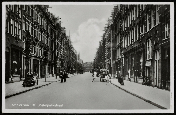 prentbriefkaart van de 3e Oosterparkstraat in 1940 van firma J.Sleding. Bron;beeldbank Amsterdams stadsarchief  