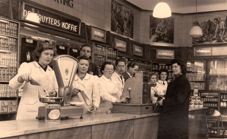 Een-foto-van-heel-lang-geledenik-denk-rond-1946..Mijn nicht Tonnie Burghout ( 1e meisje van links op de foto) werkte bij 'De Gruyter' op de Brink.  