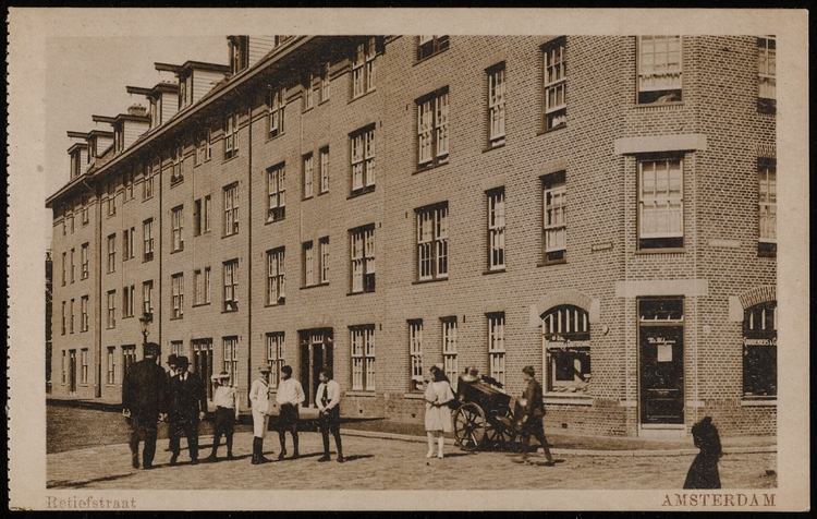 Prentbriefkaart van de Retiefstraat in 1920, bron: Beedbank SAA.  