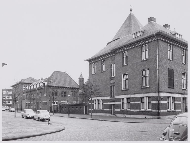 Obistraat (voormalig) middelste gebouw Zusterhuis Theresia; Stadsarchief Amsterdam, verv. J.M. Arsath Ro'is. Met dank aan Jo Haen.  
