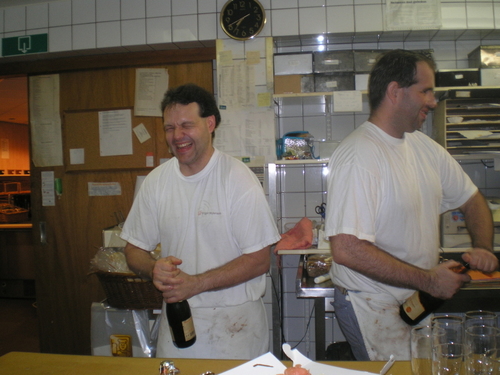 John en Arjan vieren het lidmaatschap van het echte Bakkersgilde  