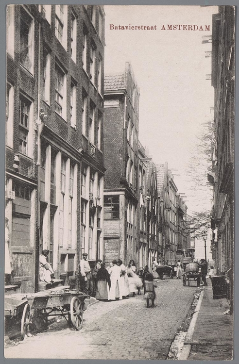 Prentbriefkaart van de Batavierstraat in de Amsterdamse jodenbuurt, ca. 1906. Bron: Joods Historisch Museum, collectie Jaap van Velzen.  