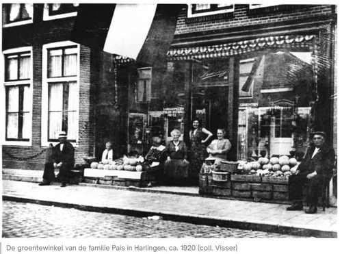 Groentewinkel van de familie Pais te Harlingen, ca. 1920. Of het familie is van Marcus Pais is, is mij onbekend. Bron: JCK, collectie Visser.  