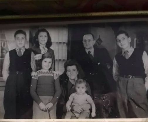 Henny Neys, een foto met mijn lieve vader met ons hele gezin Huiskamer Insulindeweg 100 huis Eigen foto  