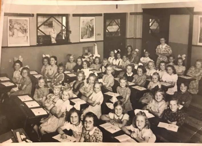 Henny Neys, 4e klas Pastoor Hesseveldschool met mej. Dolle, omstreeks 1948, eigen foto.  