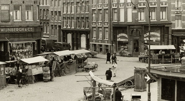 Fragment van de foto van Dapperplein10-18 met rechts de huisnummers 10-12. Met de ingang van de Tweede van Swindenstraat. Bron: Beeldbank SAA.   