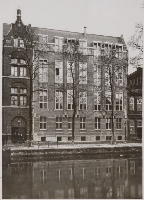 Nieuwe vleugel van het Nederlands-Israëlitisch Ziekenhuis, ontworpen door architect J.S. Baars aan de Nieuwe Keizersgracht 104 – 114. Gemaakt door het Vereenigde Fotobureaux N.V. op 2 juli 1931 (ongeveer). Bron: fotocollectie SAA.   