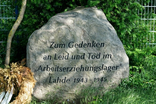 Gedenksteen voor het lijden en sterven van het Arbeitserziehungslager Lahde, bron: diverse mogelijkheden, o.a. wikimedia commons  