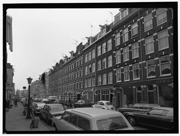 Tweede Oosterparkstraat met onder andere de zaak in bedden, dekens en matrassen van Bram Kreuger.  