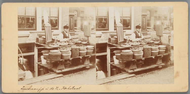 Zuurkraampje in de Nieuwe Kerkstraat, ca. 1890, bron: stereofoto, beeldbank SAA   