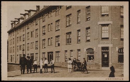 Retiefstraat in 1920 van onbekende maker, bron: Collectie SAA, prentbriefkaarten  