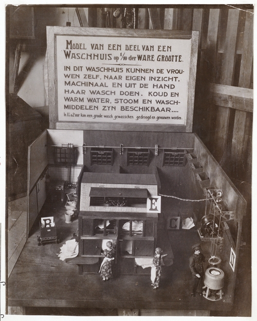 Dienst der gemeentelijke W.S.B.Z. Model van een deel van een washuis, schaal 1:10 uit ca. 1930. Bron: Beeldbank SAA  