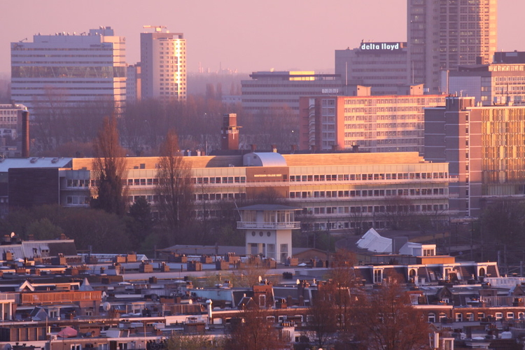 College Oost behind Muiderpoort. Erwyn van der Meer CC BY-NC-ND 2.0.  