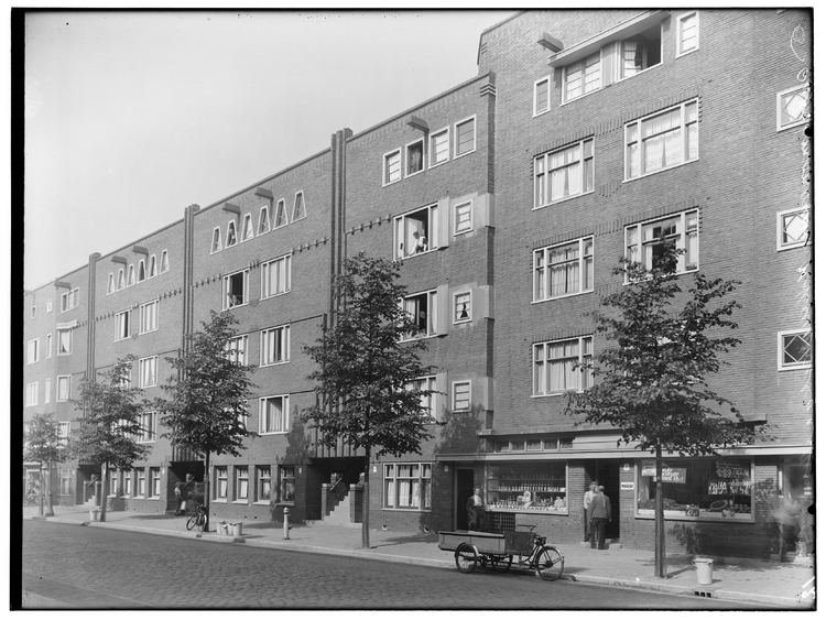 Krugerstraat in 1937 met op nummer 10 de zaak van Van Hulst, een aardappelhandel. Architect: Brouwer Brand. Bron: Beeldbank SAA.  