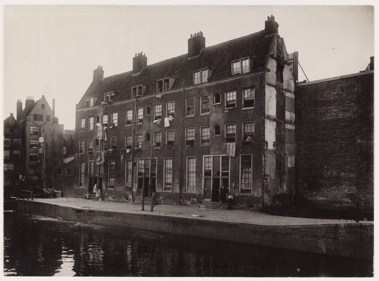 Foto van het Boltensgrachtje, thans Valkenburgerstraat. Links de achterzijde van huizen aan de Rapenburgerstraat in 1926. Bron:  Collectie Leenheer, Martelhoff, Jansen – SAA.   