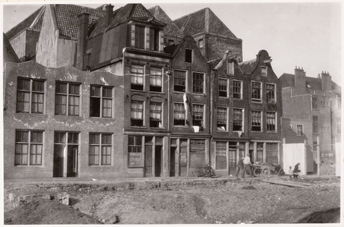 Batavierstraat 62-72 (v.r.n.l.) in ca. 1918. Anonieme foto uit het Archief van het Bureau Monumentenzorg: glasnegatieven en negatiefloze foto's, SAA.  