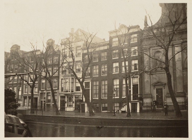 Foto van Prinsengracht 756 - 768 (van r. naar l.) het gaat om het witte gebouw op 762, bron: fotoarchief SAA.  