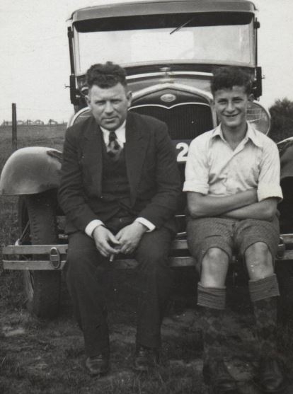 Salomon Païs met zijn zoon Hijman (Herman) Pais zittend op de bumper van een auto, circa 1935. Bron: Joods Historisch Museum  