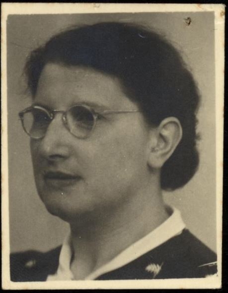 Pasfoto van Roosje Pais – Swaab (?), circa 1940. Bron: Joods Historsich Museum  