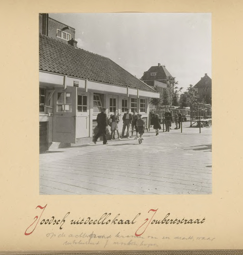 Joodsch uitdeellokaal in de Jouberstraat met op de achtergrond de markt. Bron: SAA, inv.nr. 10054 - 40000710  