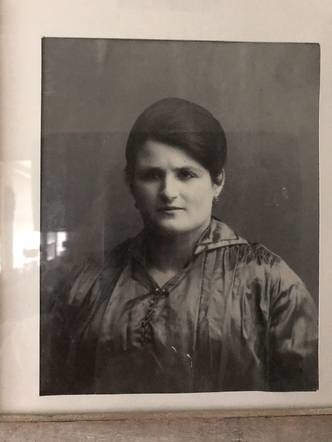 Portretfoto van Esther Hakker – Schelvis, bron: joodsmonument, geplaatst door Marga  