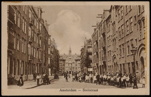 Smitstraat. Uitgave Boekhandel van Utteren, Amsterdam in 1934. Bron: Stadsarchief prentbriefkaarten.   