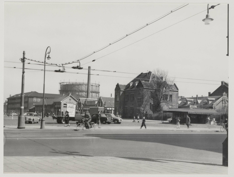 Linnaeusstraat 119, gezien naar de Polderweg, met op de achtergrond Garage Van Driel. 17 april 1957 <br />Foto: Knopper, M.A. (Rinus; 1909-1993)<br />Collectie Stadsarchief Amsterdam 