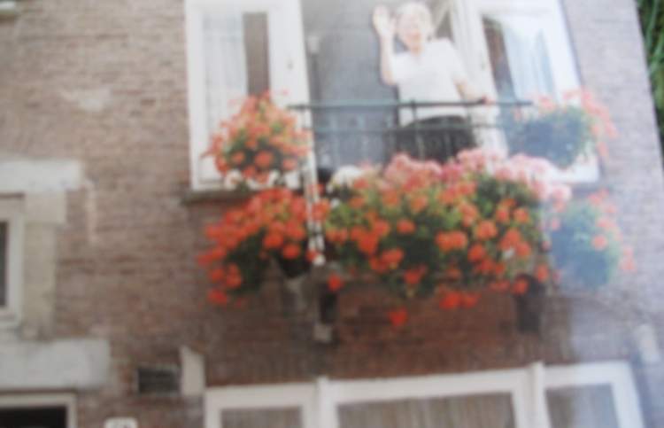 moeder op het balkon van haar woning. Foto uit privé bezit  