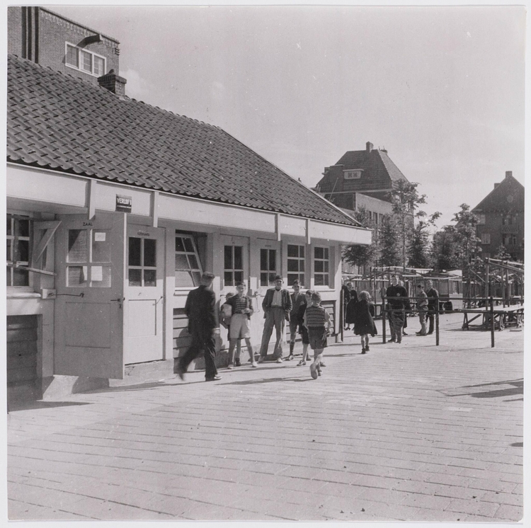 Foto van het clubgebouw met rechts nog zichtbaar delen van marktkramen/stallen van de Joodse Markt. Volgens SAA tevens Joods Uitreikingslokaal ivm voedselvoorziening  