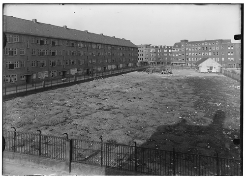 Foto van de President Brandstraat hoek Reitzstraat (april 1946); speeltuin. Architect: Wieger Bruin. Bron: SAA – Archief van de Gemeentelijke Dienst Volkshuisvesting en rechtsvoorganger: glasnegatieven  